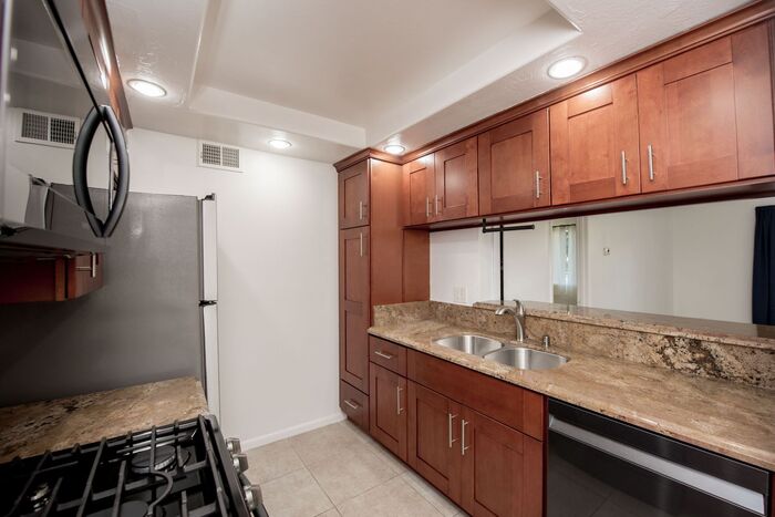 Huntington Beach Condo — photo 8