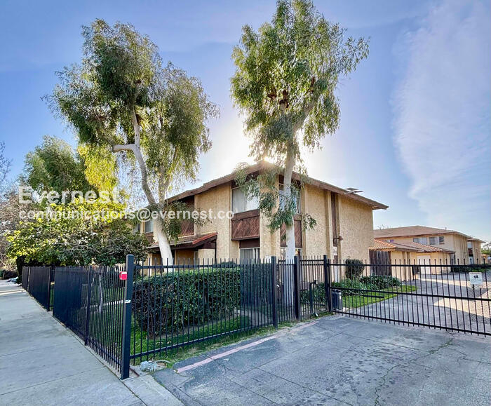 Los Angeles Town Home — photo 1