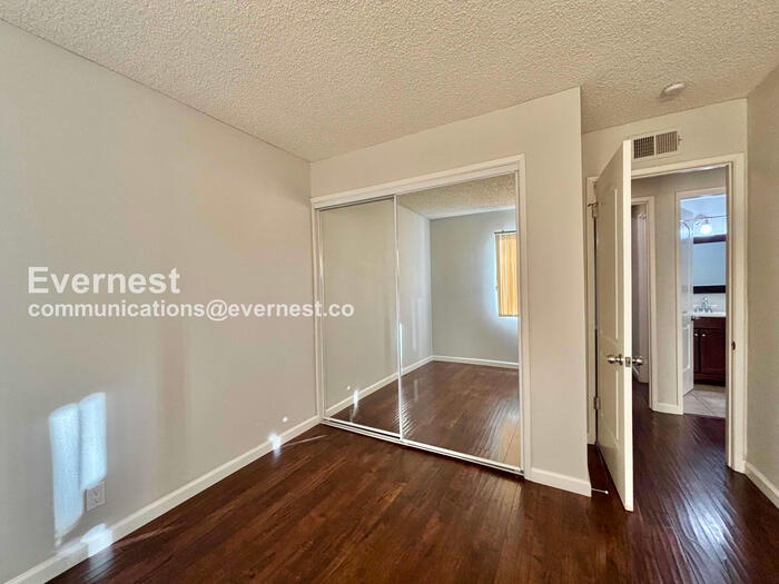 Los Angeles Town Home — photo 13