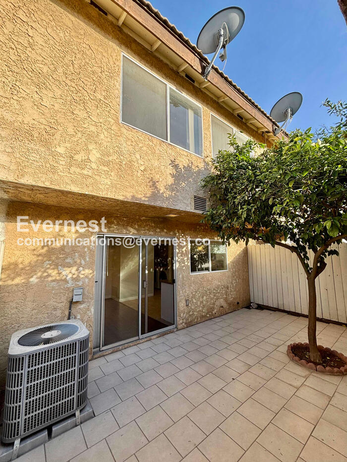 Los Angeles Town Home — photo 18